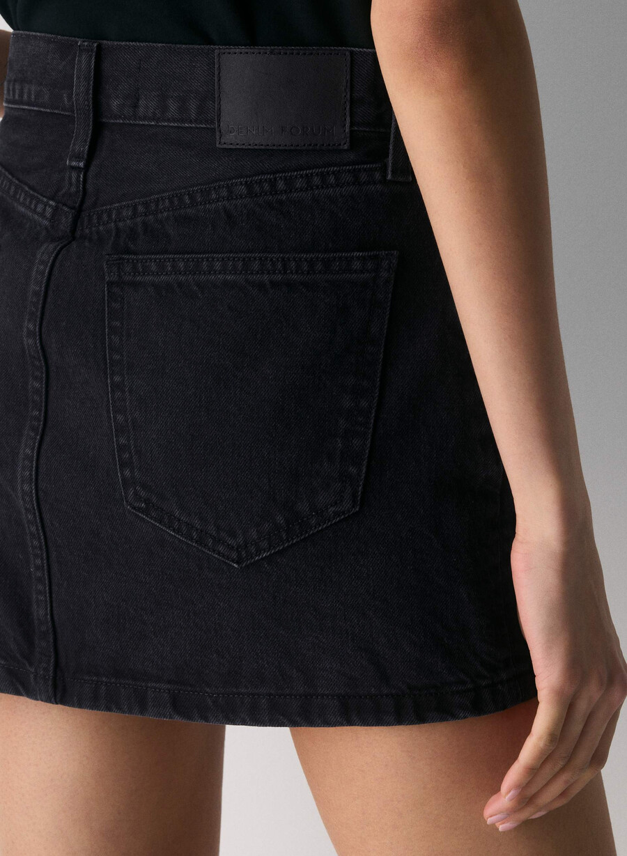denim forum the 90s ricci denim skirt black eyeliner