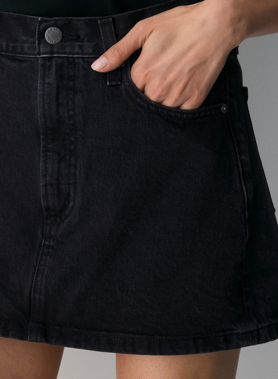 denim forum the 90s ricci denim skirt black eyeliner