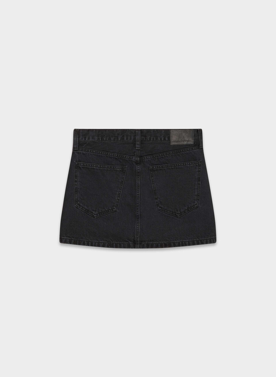 denim forum the 90s ricci denim skirt black eyeliner