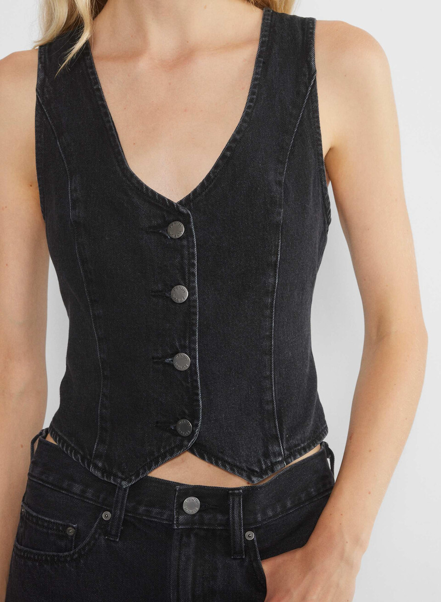 denim forum the 90s mia denim vest black eyeliner