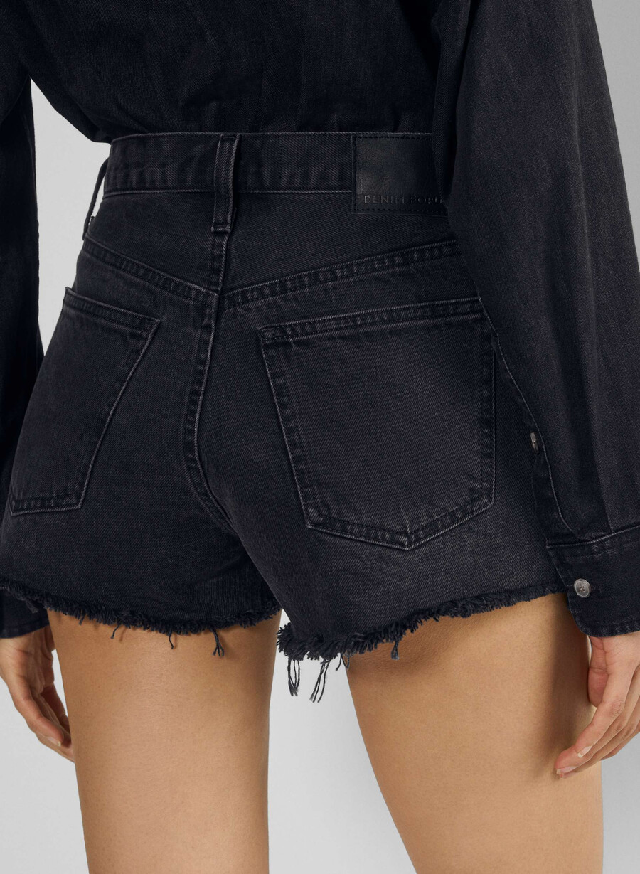 denim forum the 90s vintage cut-off denim short black eyeliner