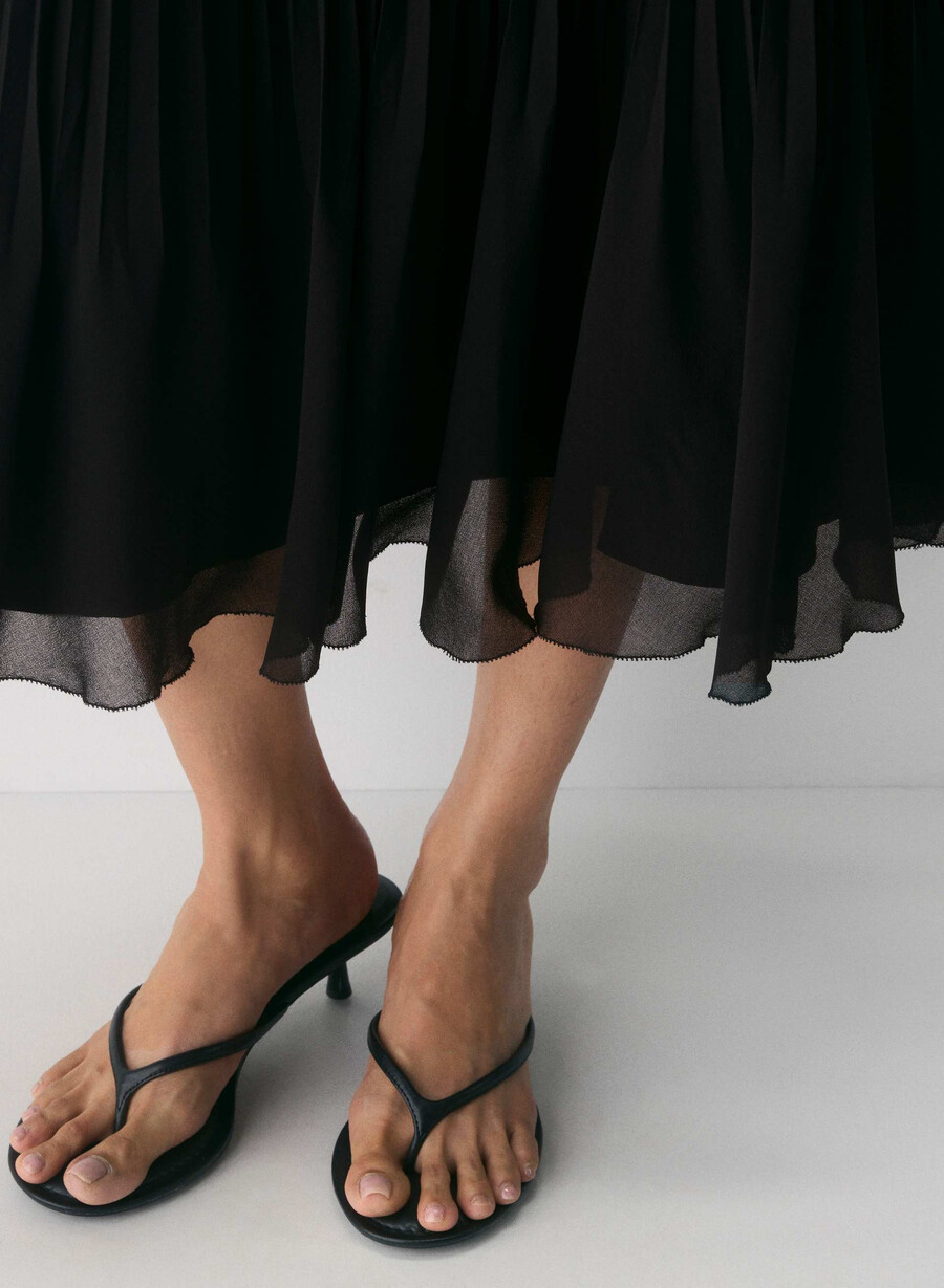 twirl pleated skirt black