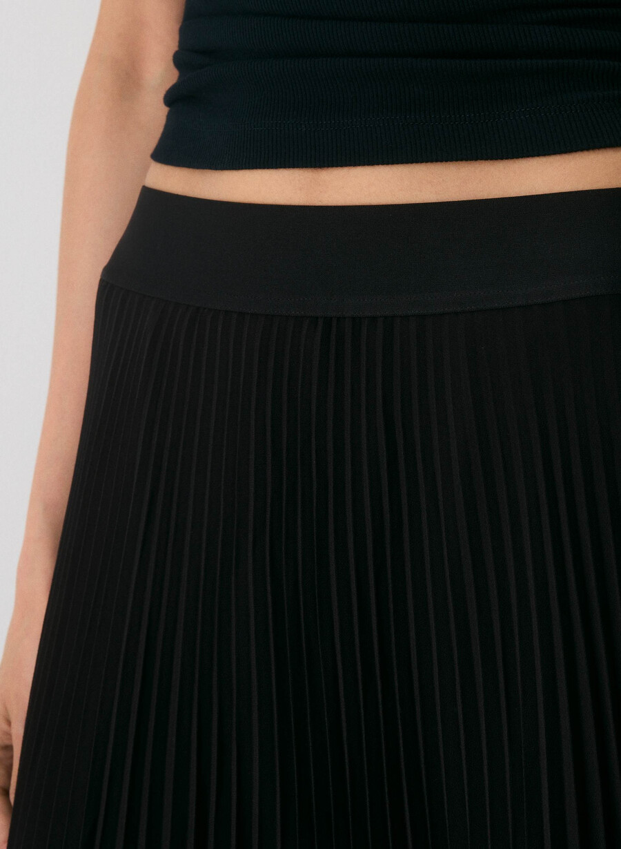 twirl pleated skirt black