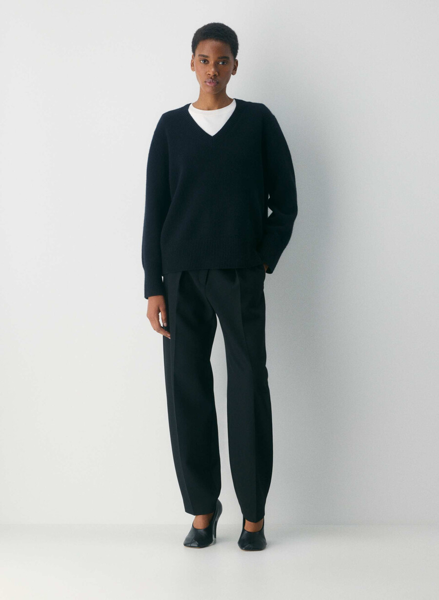 plush cashmere oversized v-neck sweater black