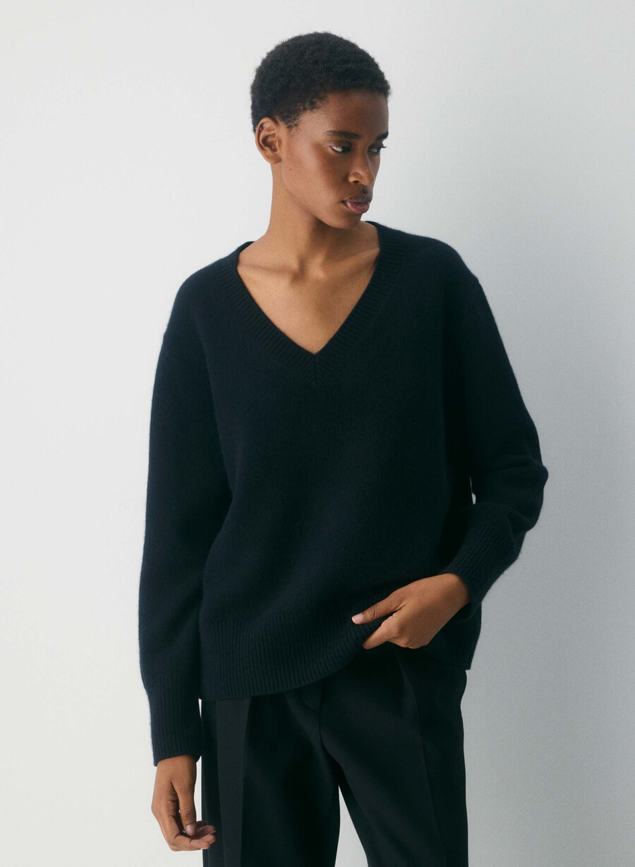 plush cashmere oversized v-neck sweater black