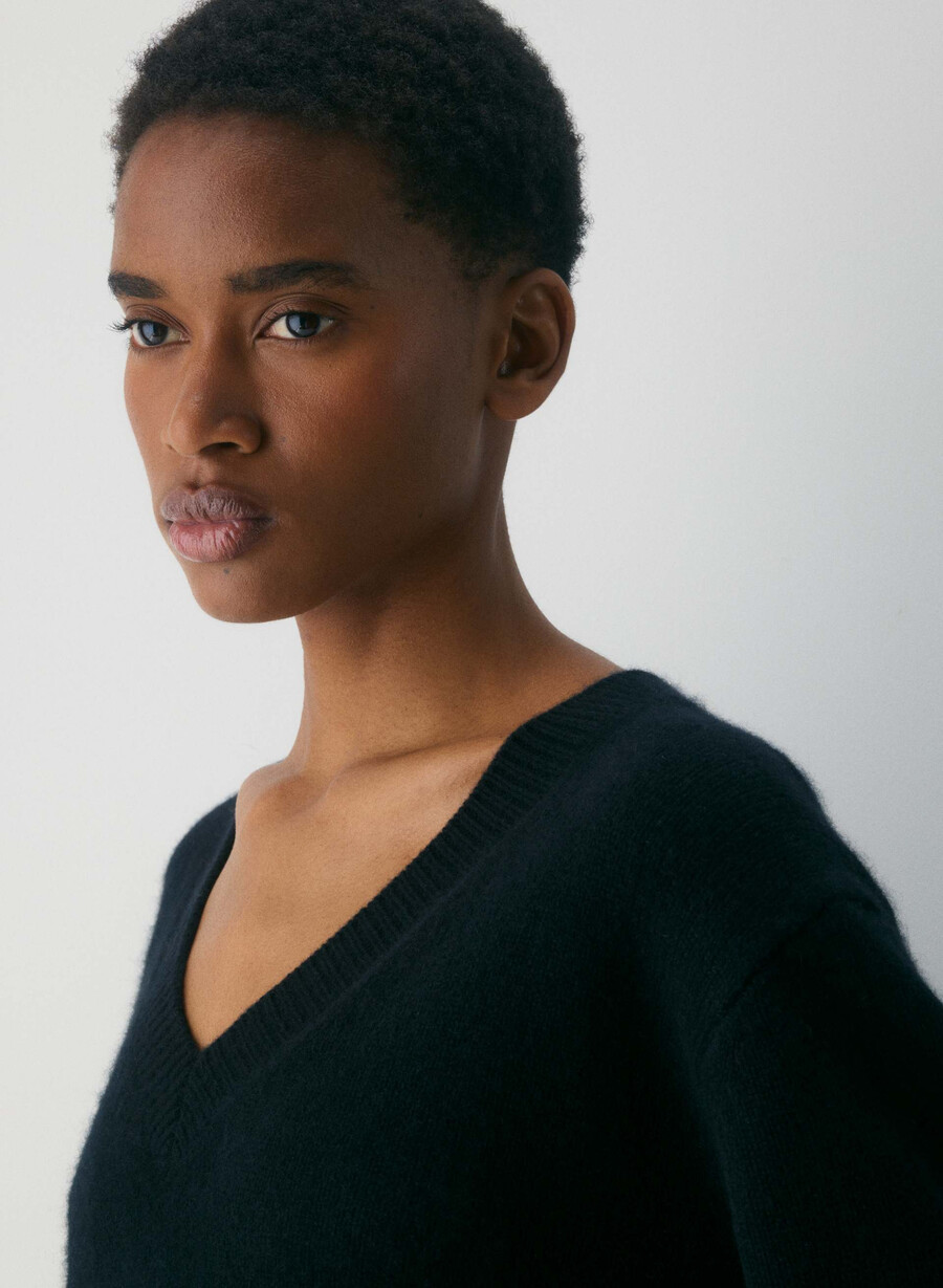 plush cashmere oversized v-neck sweater black