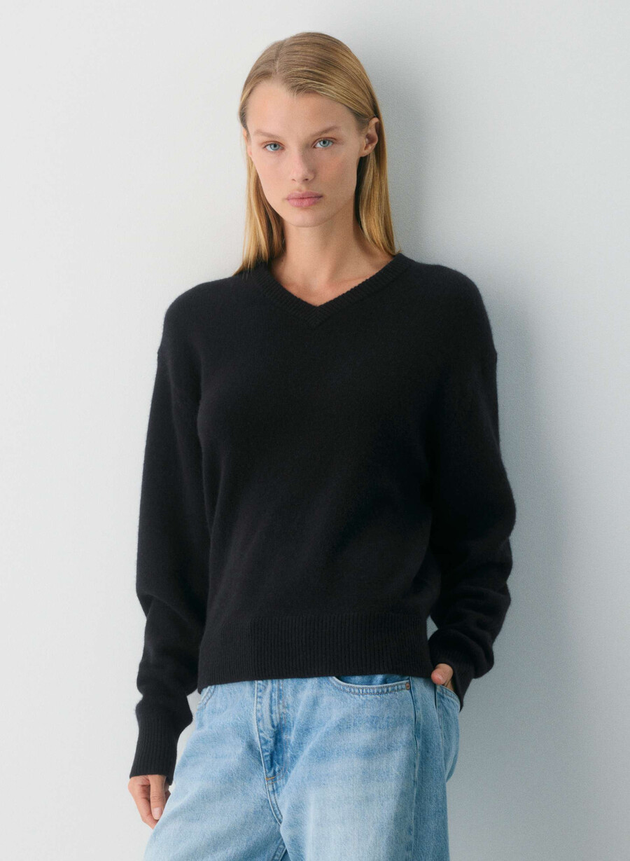 essential cashmere relaxed v-neck sweater undyed spck oat beige