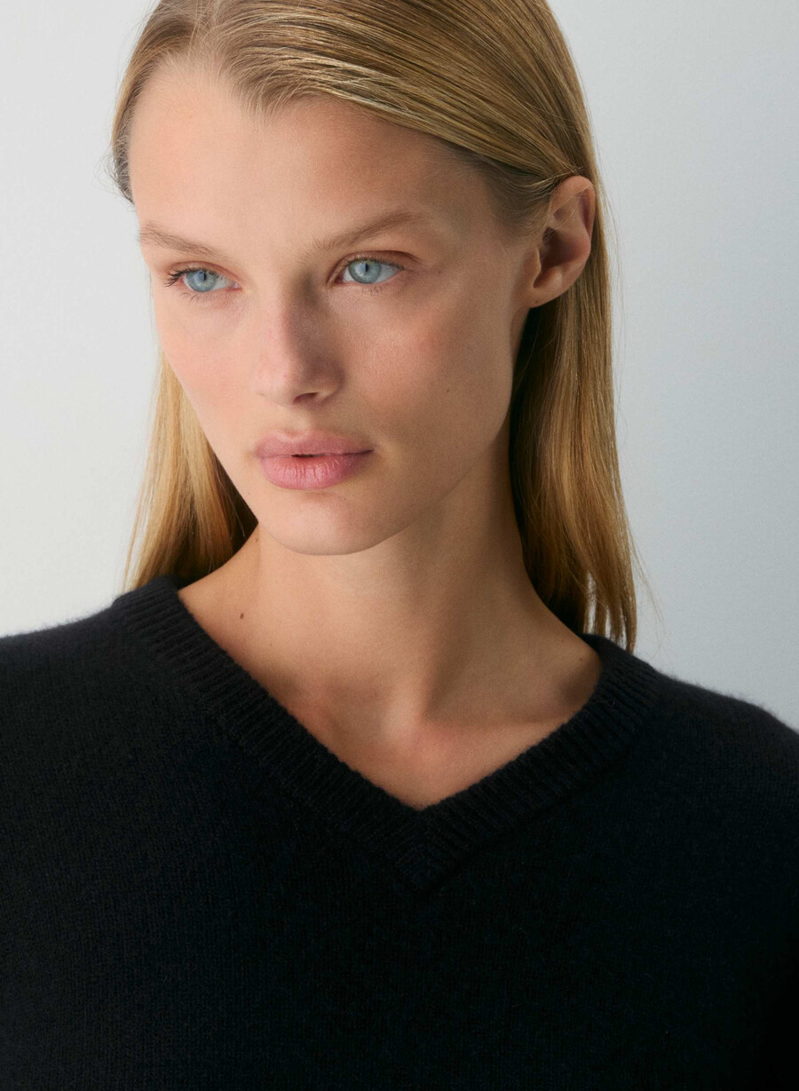 essential cashmere relaxed v-neck sweater undyed spck oat beige