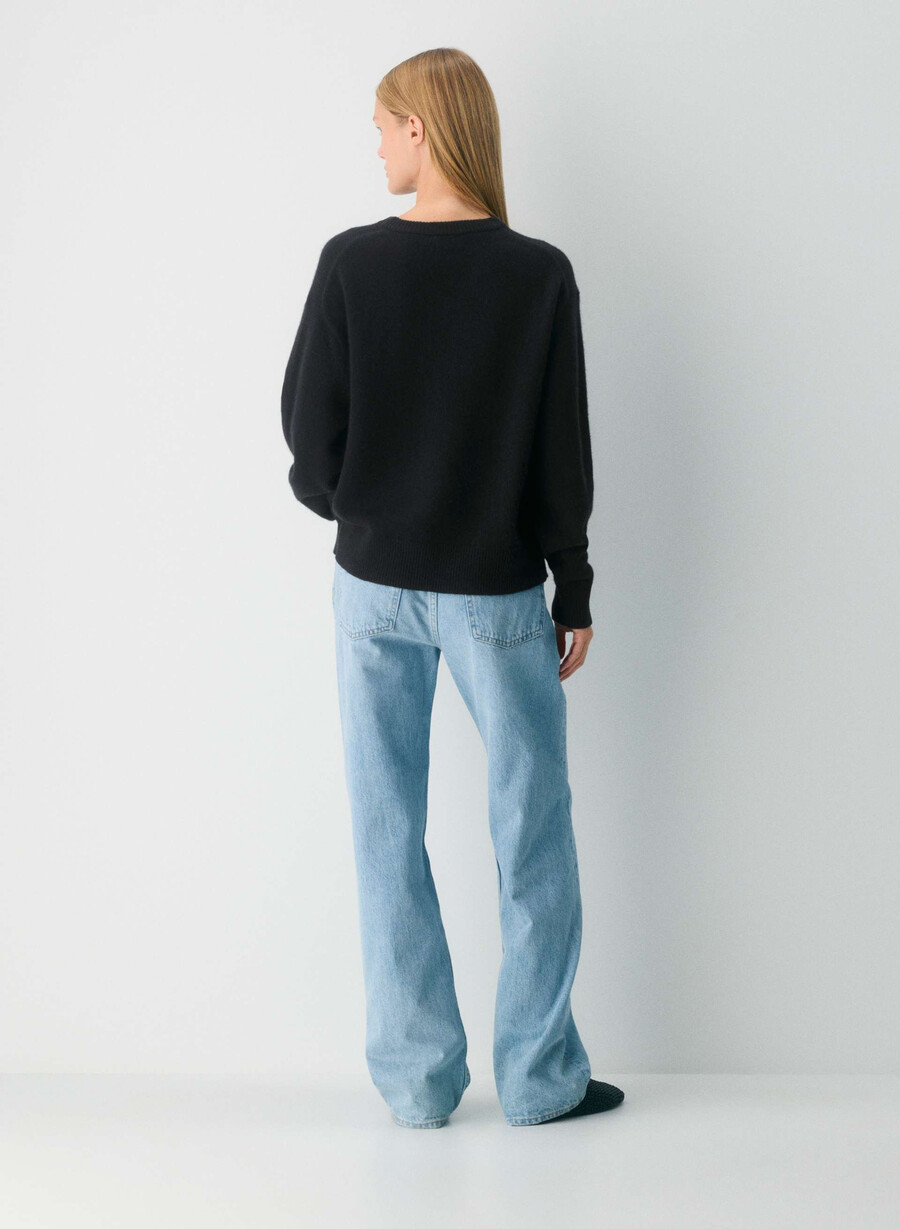 essential cashmere relaxed v-neck sweater undyed spck oat beige