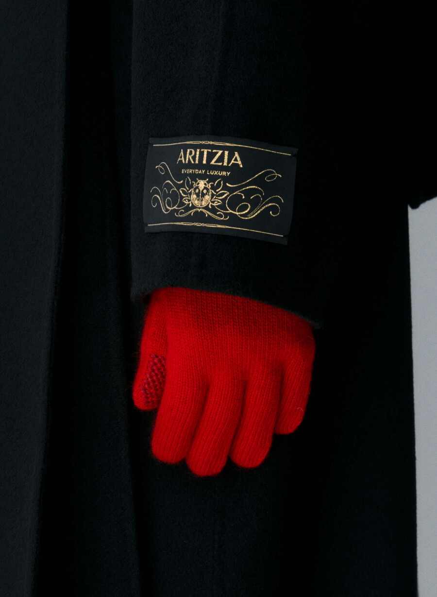 cashmere cuffed tech gloves flashing red