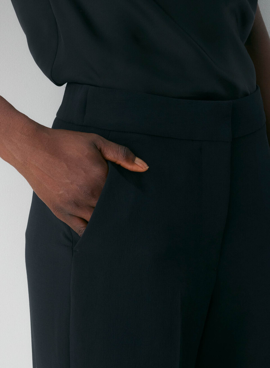 the limitless pant curve-fit - crepette black