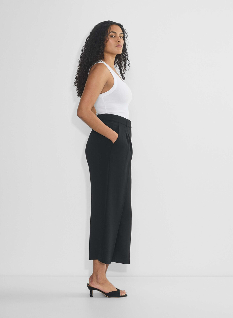 the effortless pant curve-fit cropped - crepette black