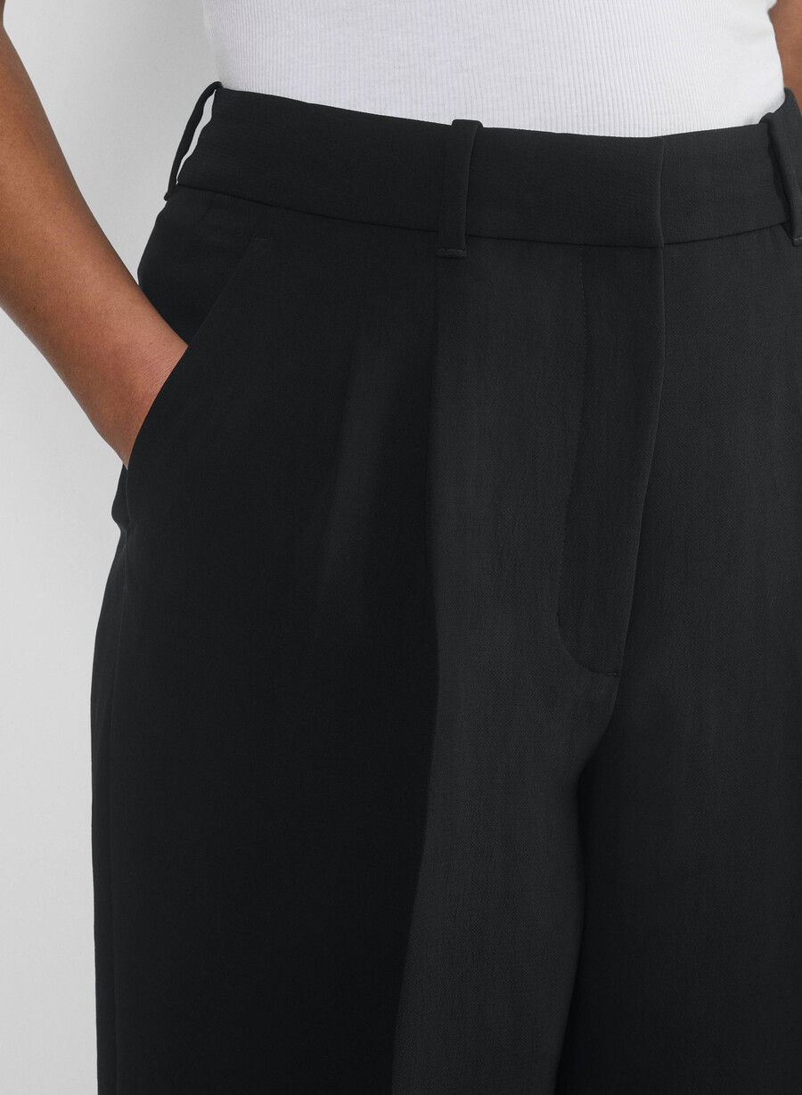 the effortless pant curve-fit cropped - crepette black