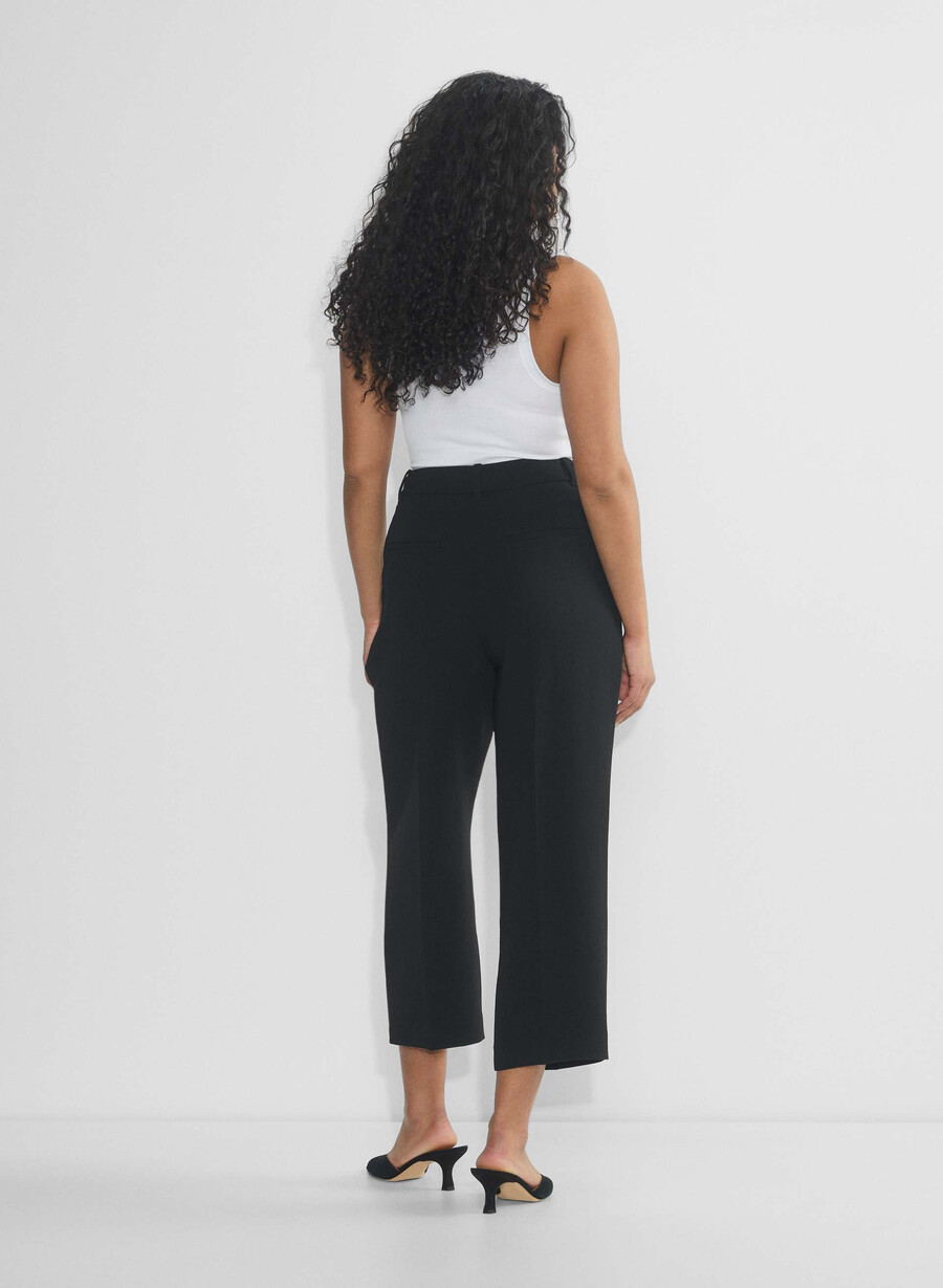 the effortless pant curve-fit cropped - crepette black