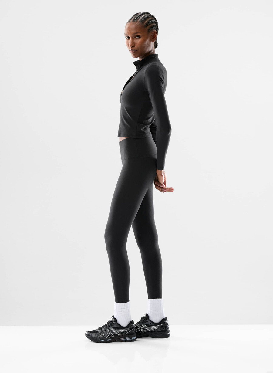 new butter limit zip-up black