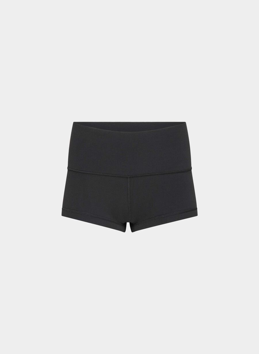 butter cheeky hi-rise 1.5 short black