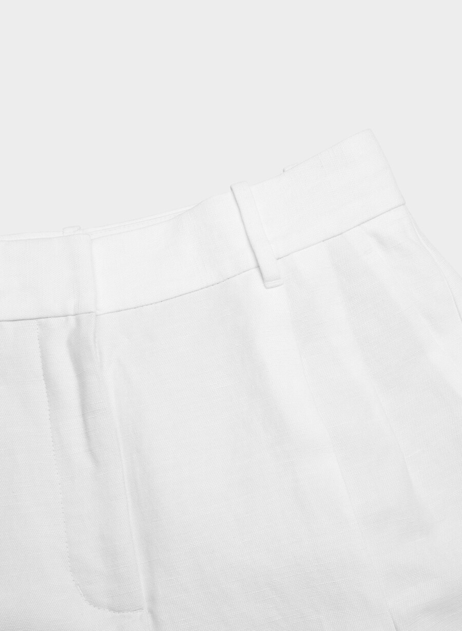 the effortless short curve-fit mid-thigh white