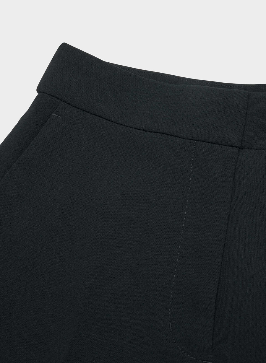 the limitless short curve-fit mini - crepette black