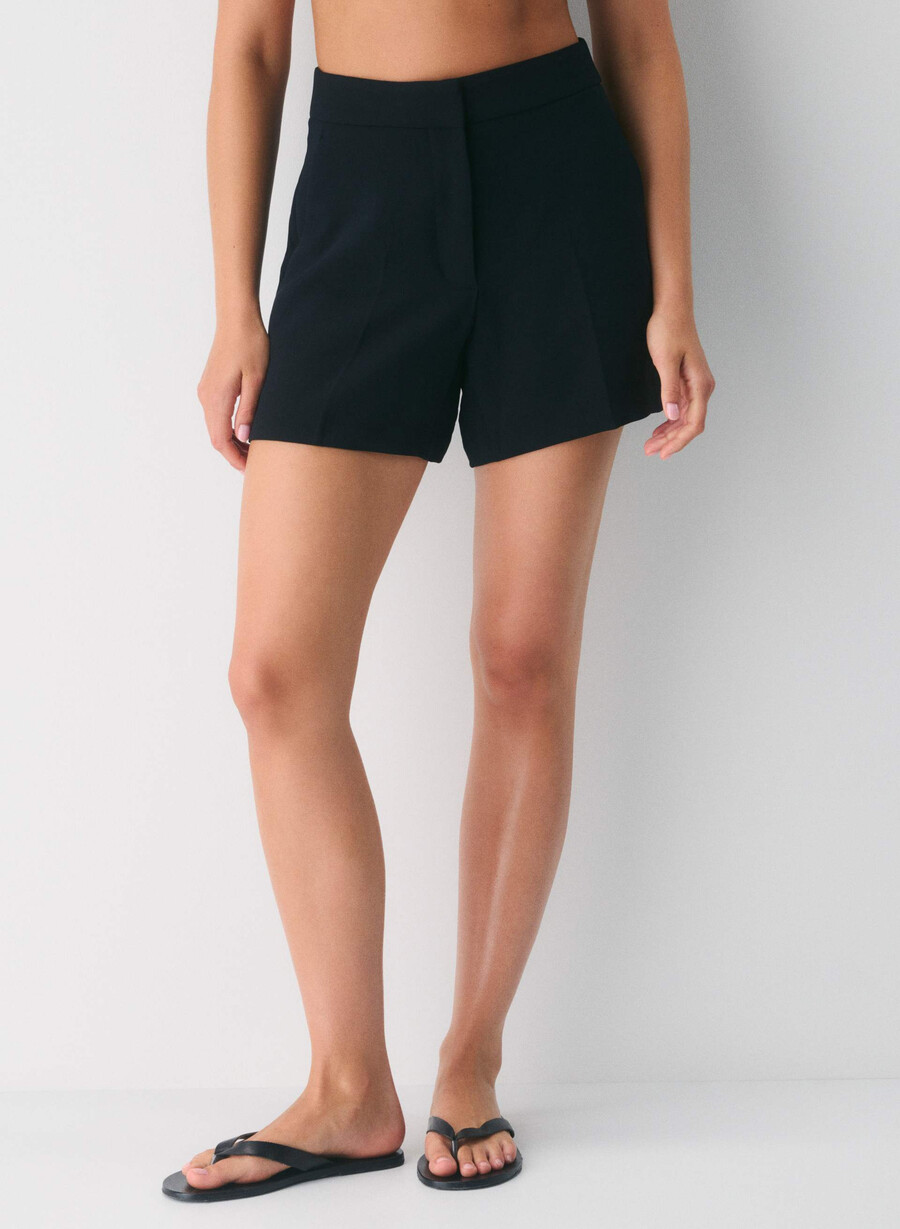 the limitless short curve-fit mid-thigh - crepette black