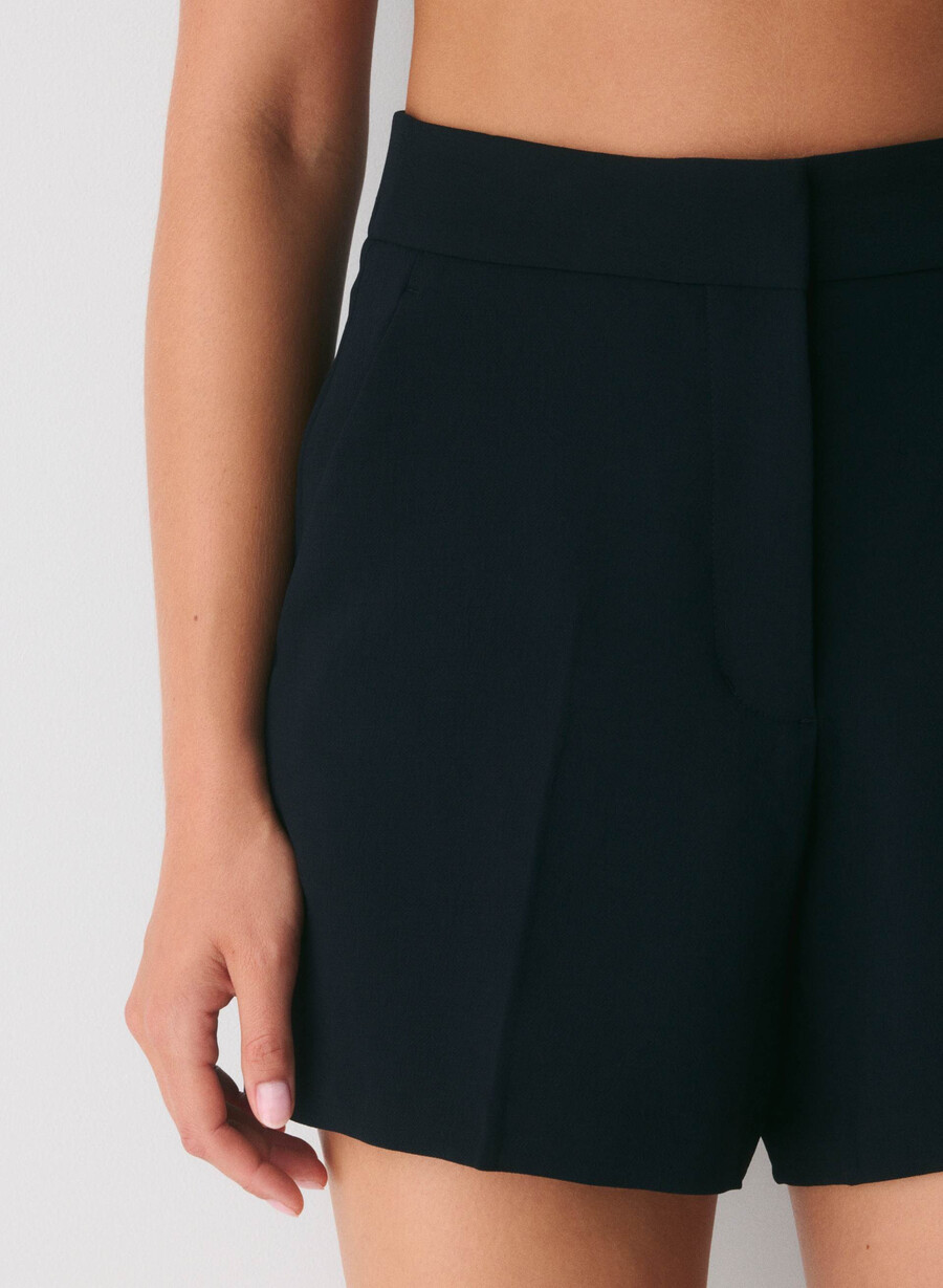 the limitless short curve-fit mid-thigh - crepette black