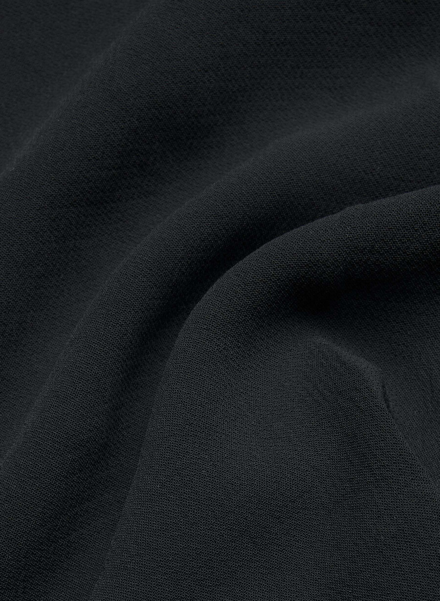 the limitless short curve-fit mid-thigh - crepette black