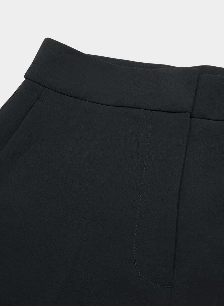 the limitless short curve-fit mid-thigh - crepette black