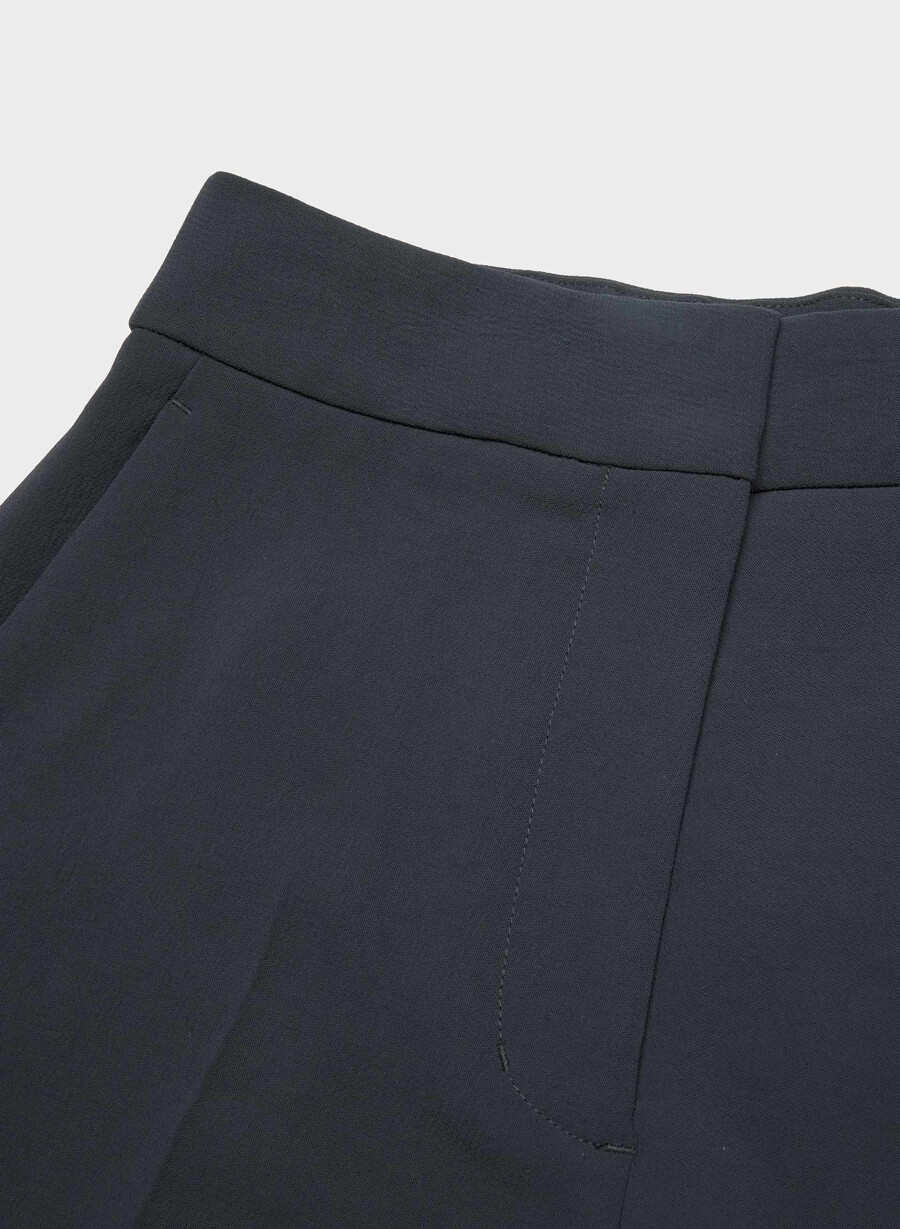 the limitless short curve-fit mid-thigh - crepette dark night navy