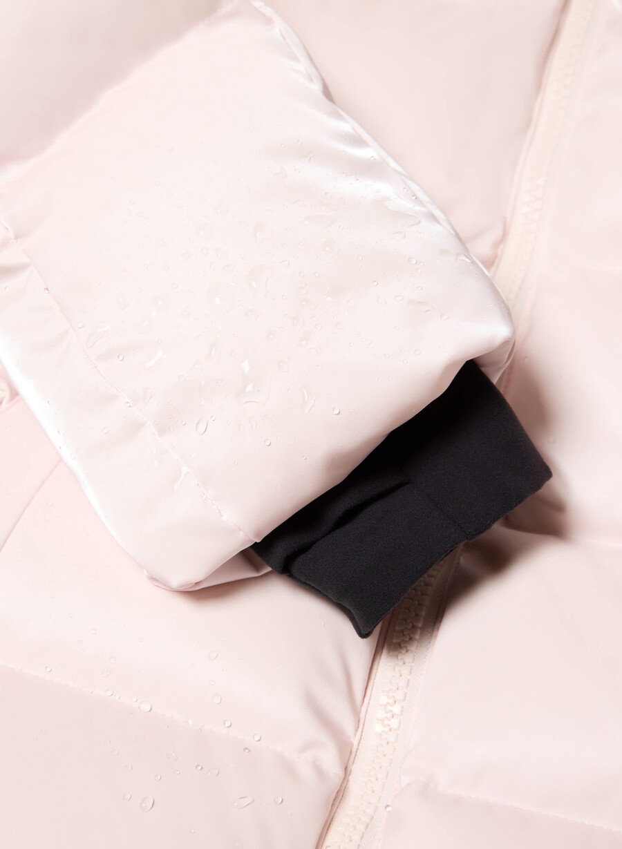 the supersnug puff - liquid shine coal grey