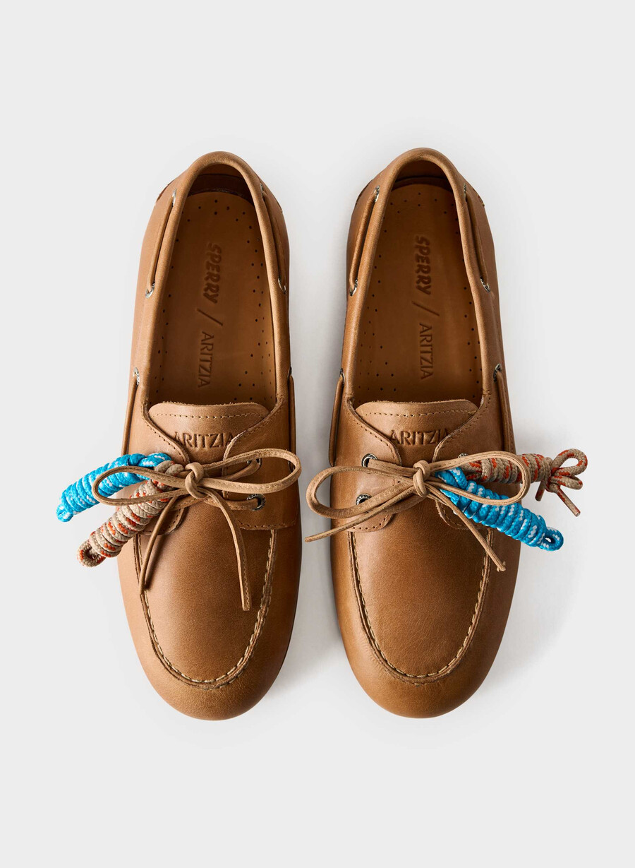 sperry x aritzia slim boat shoe - smooth leather sahara sand