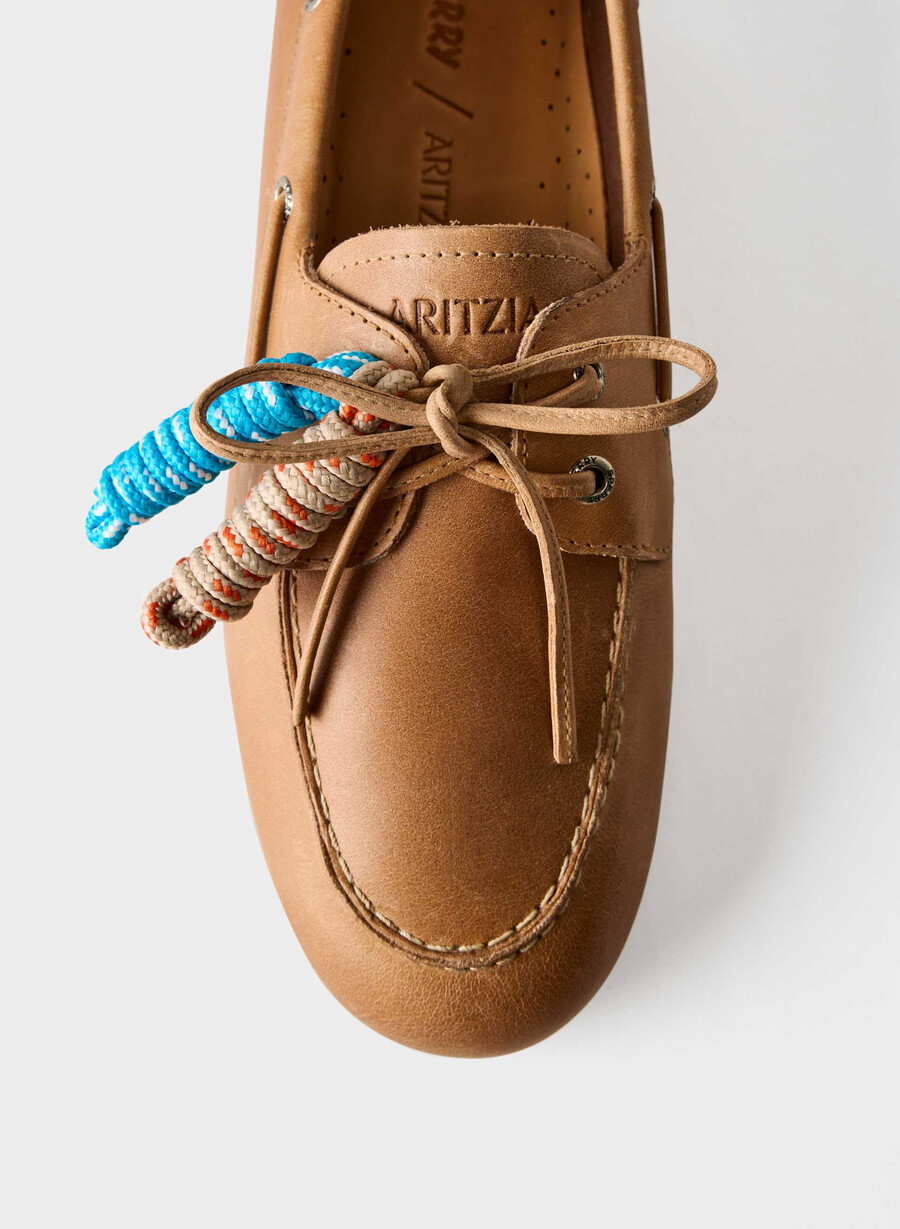 sperry x aritzia slim boat shoe - smooth leather sahara sand