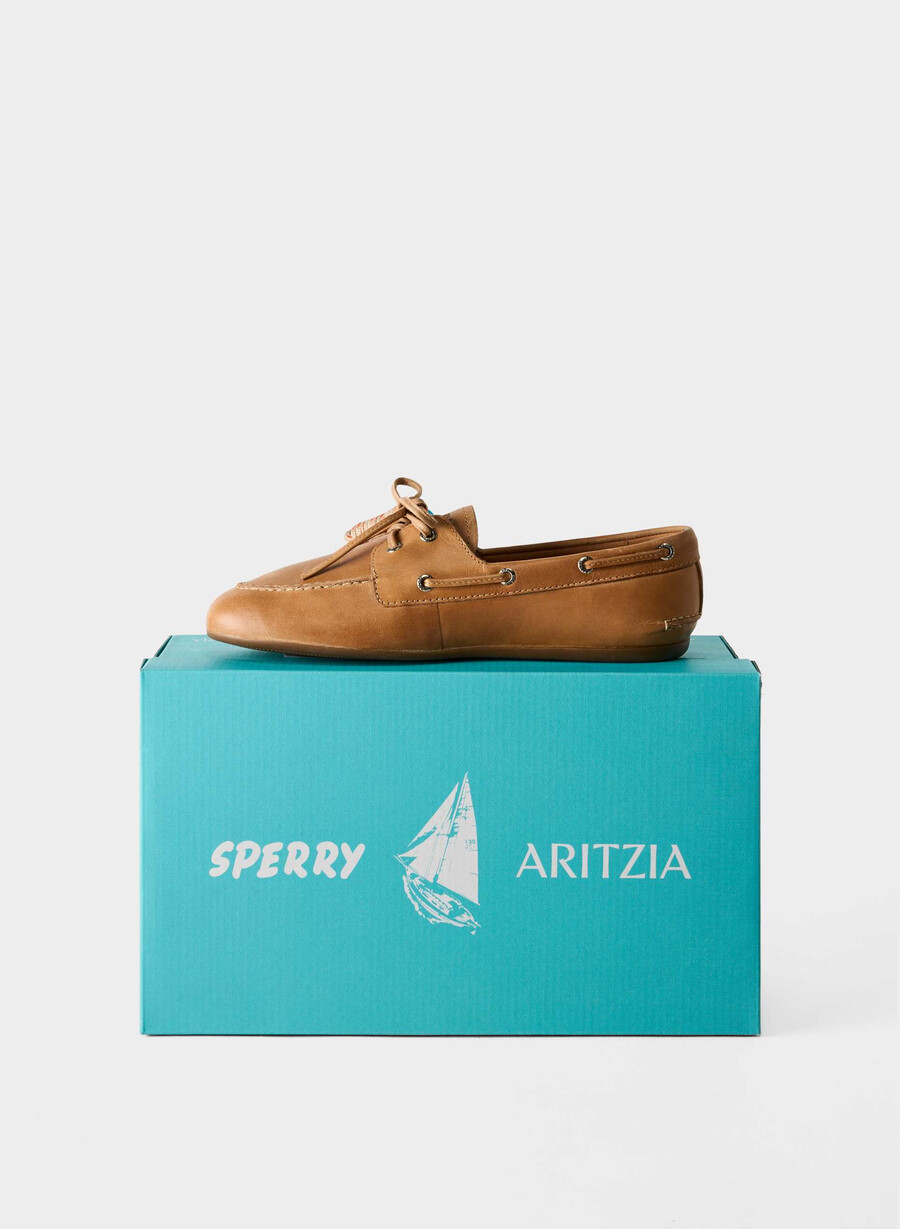 sperry x aritzia slim boat shoe - smooth leather sahara sand