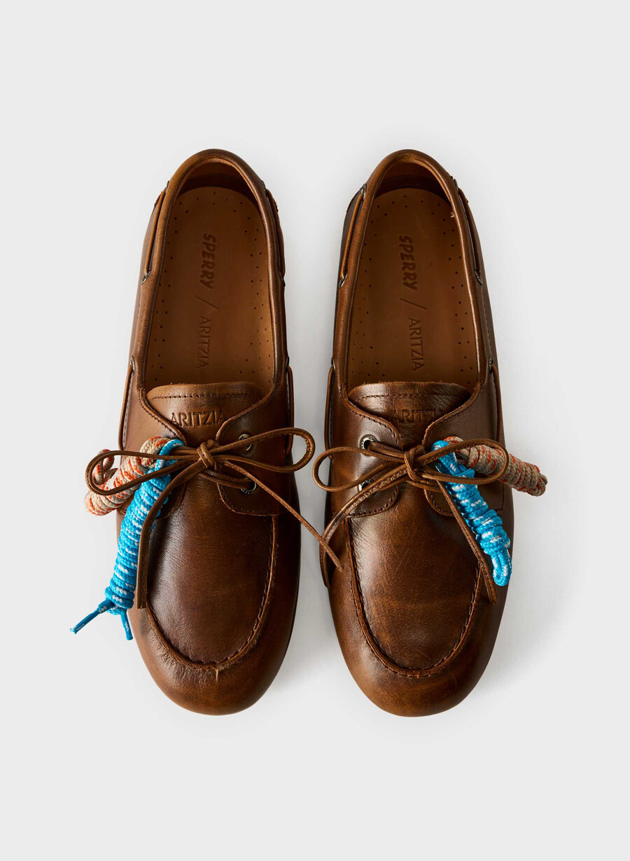 sperry x aritzia slim boat shoe - smooth leather distressed choc brow