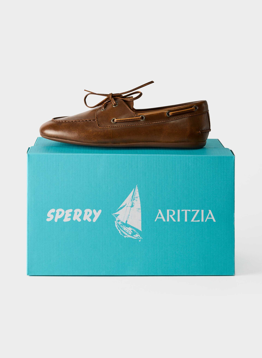 sperry x aritzia slim boat shoe - smooth leather distressed choc brow