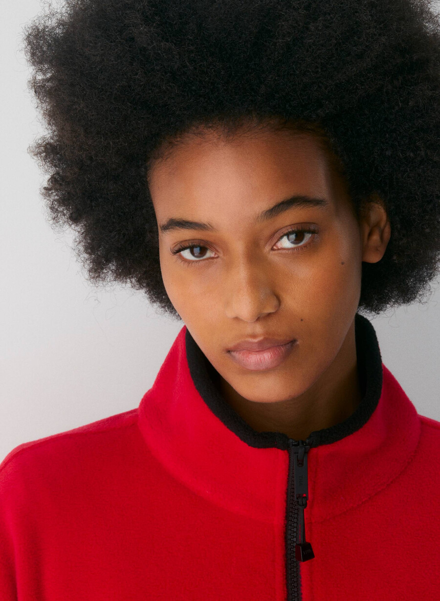 mellow mockneck flashing red