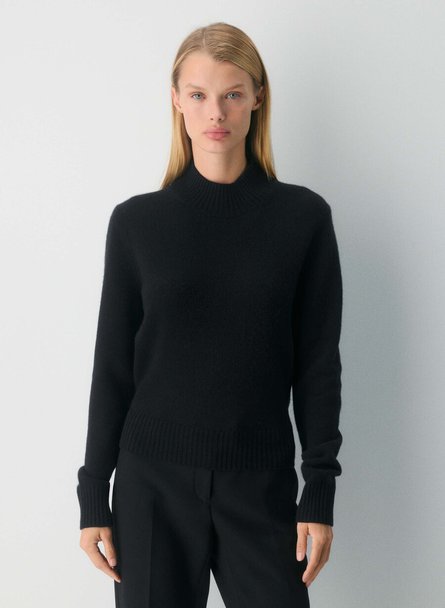 essential cashmere shrunken mockneck black