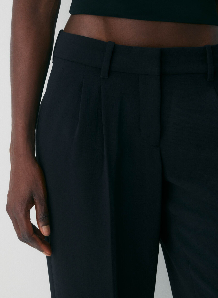 the effortless pant curve-fit lo-rise - crepette black
