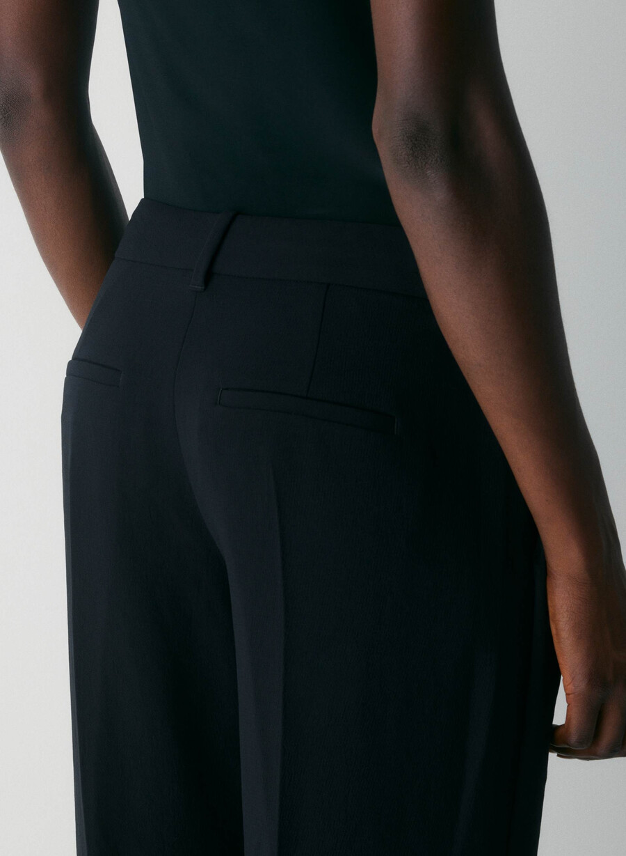 the effortless pant curve-fit lo-rise - crepette black