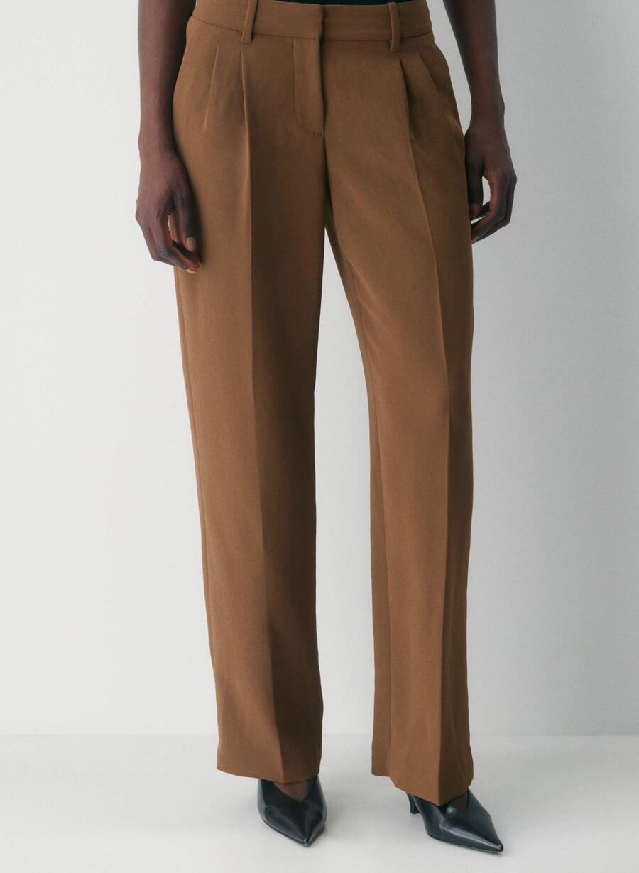 the effortless pant curve-fit lo-rise - crepette chocolatier brown
