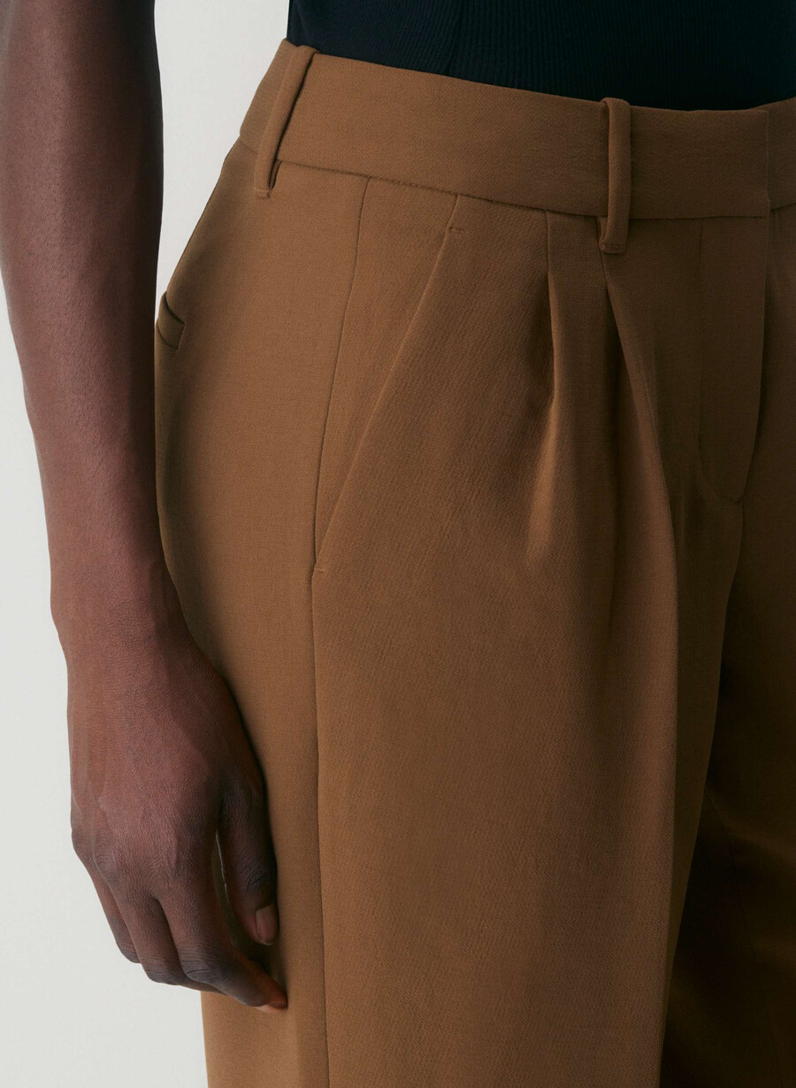 the effortless pant curve-fit lo-rise - crepette chocolatier brown