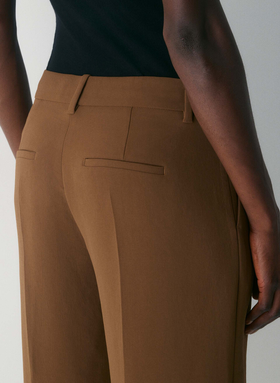 the effortless pant curve-fit lo-rise - crepette chocolatier brown