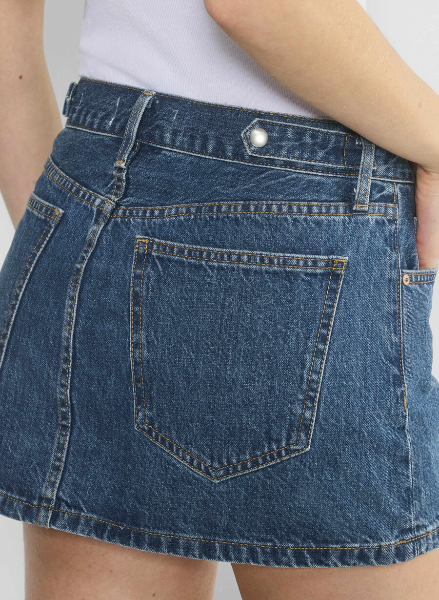 denim forum the 90s vintage micro denim skirt dark bleu eyeshadow