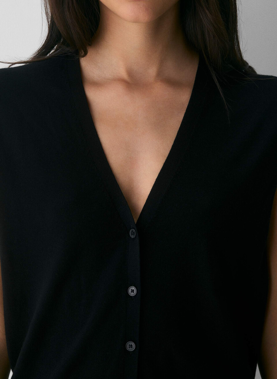 fine merino wool wedgewood sweater vest black