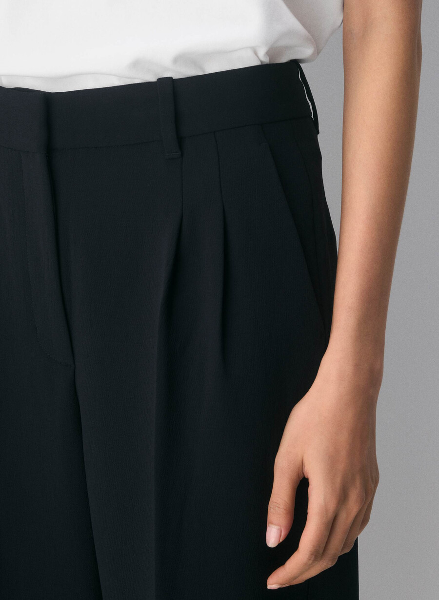 the effortless pant cropped - crepette black