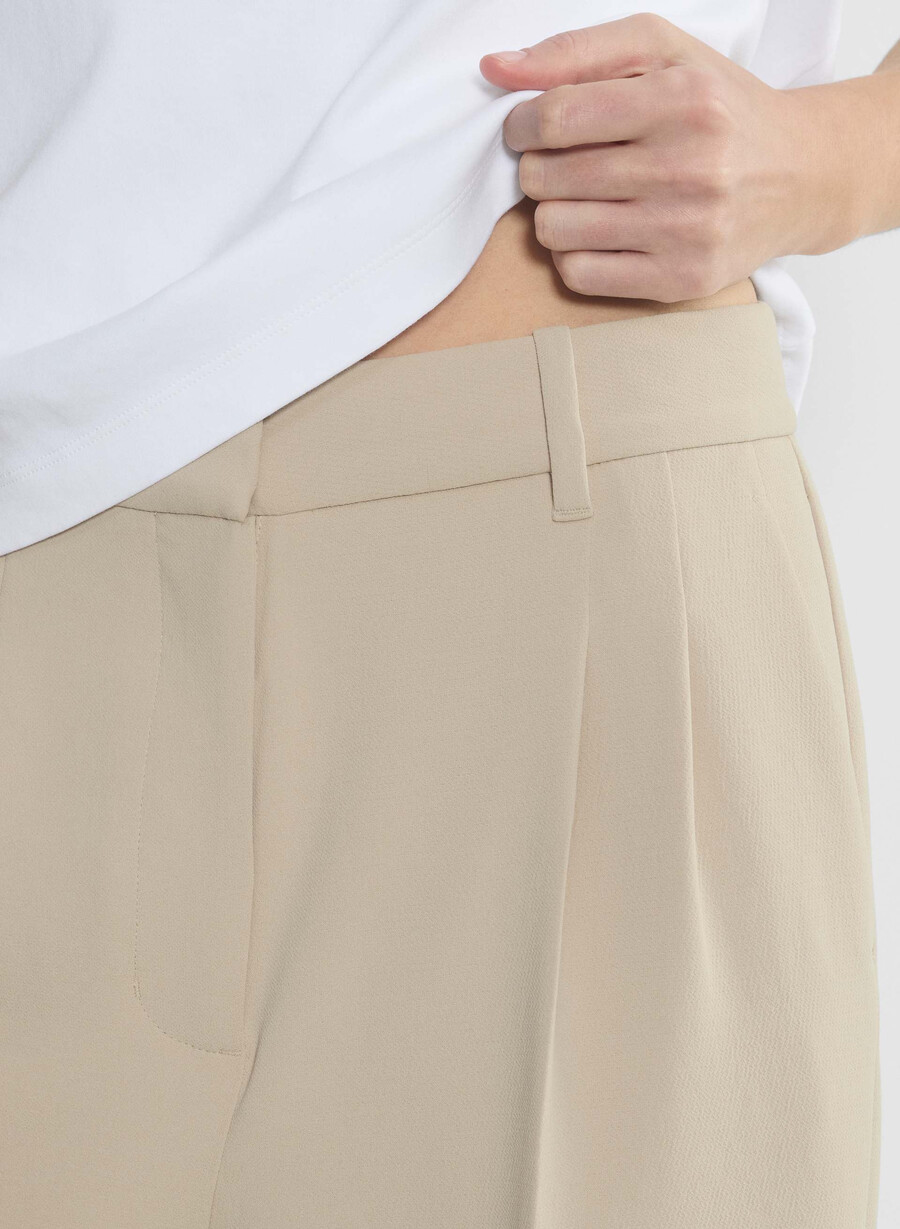 the effortless pant cropped - crepette marcona beige