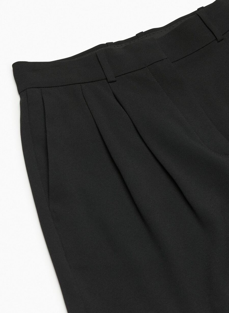 pleated mid-thigh short black