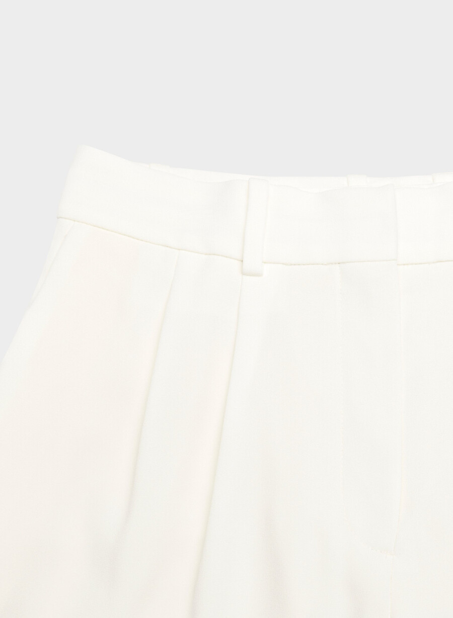 pleated mid-thigh short espace