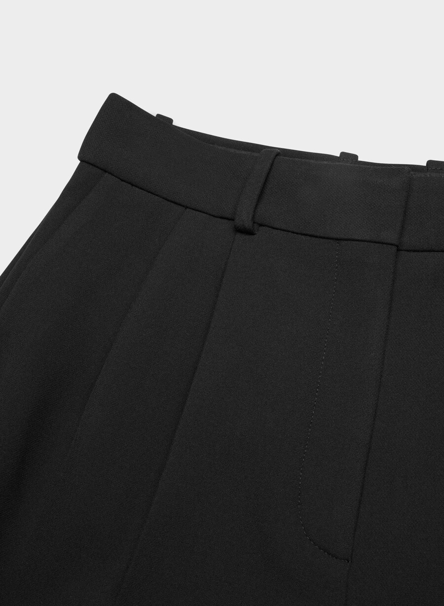 pleated mid-thigh short black