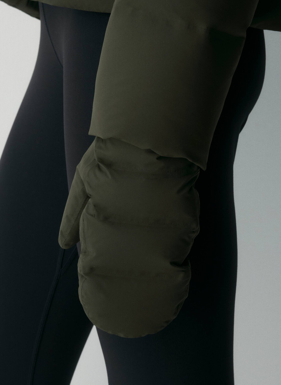 the super puff₂o mitten - rainstop flint green