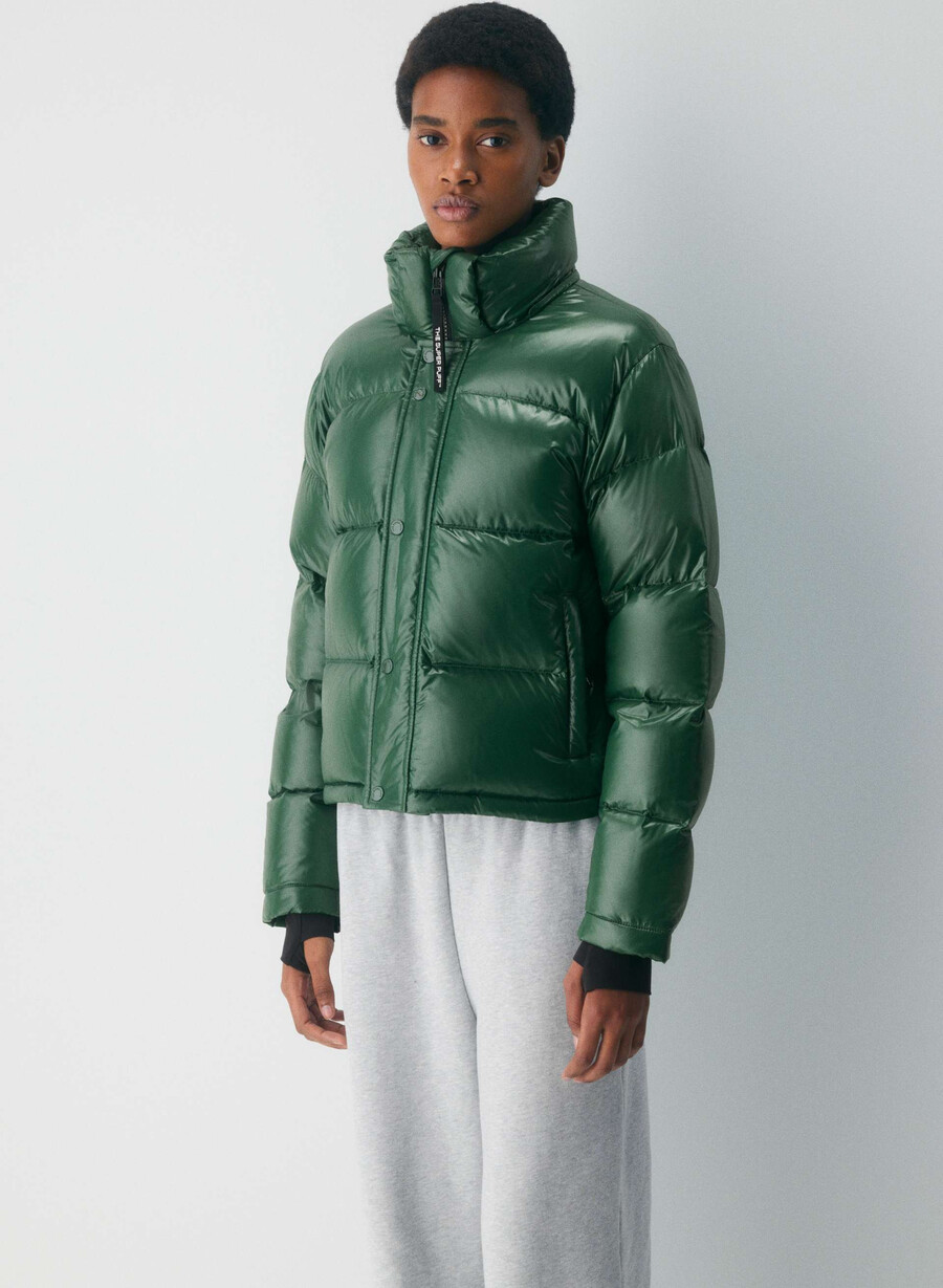 the super puff shorty - hi-gloss campus green