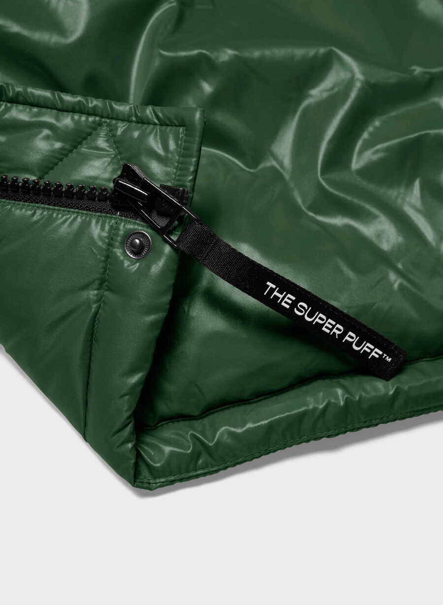 the super puff shorty - hi-gloss campus green
